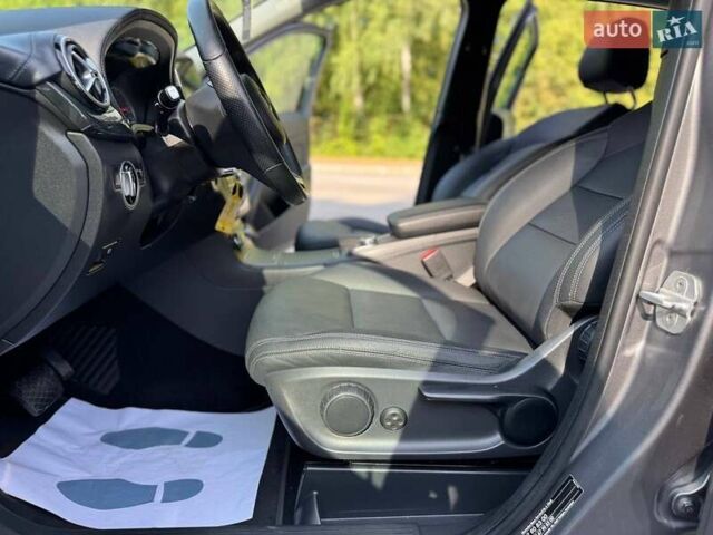 Сірий Мерседес Б-клас, об'ємом двигуна 0 л та пробігом 90 тис. км за 9850 $, фото 67 на Automoto.ua
