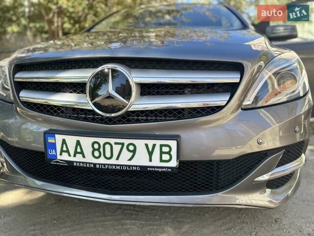 Сірий Мерседес Б-клас, об'ємом двигуна 0 л та пробігом 76 тис. км за 14000 $, фото 1 на Automoto.ua