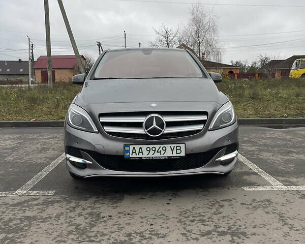 Сірий Мерседес Б-клас, об'ємом двигуна 0 л та пробігом 142 тис. км за 11800 $, фото 1 на Automoto.ua