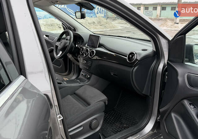 Сірий Мерседес Б-клас, об'ємом двигуна 0 л та пробігом 139 тис. км за 9000 $, фото 42 на Automoto.ua