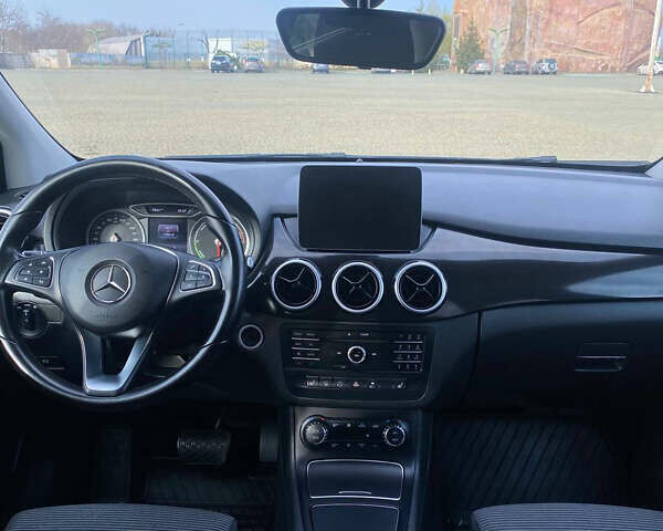 Сірий Мерседес Б-клас, об'ємом двигуна 0 л та пробігом 170 тис. км за 10500 $, фото 6 на Automoto.ua
