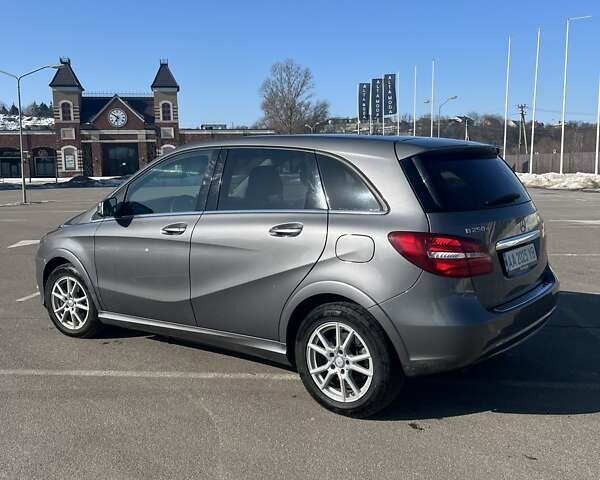 Сірий Мерседес Б-клас, об'ємом двигуна 0 л та пробігом 138 тис. км за 11000 $, фото 1 на Automoto.ua