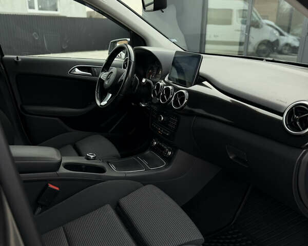 Серый Мерседес Б-класс, объемом двигателя 0 л и пробегом 140 тыс. км за 10400 $, фото 35 на Automoto.ua