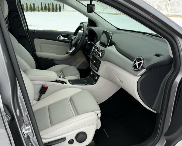 Серый Мерседес Б-класс, объемом двигателя 0 л и пробегом 92 тыс. км за 10800 $, фото 19 на Automoto.ua