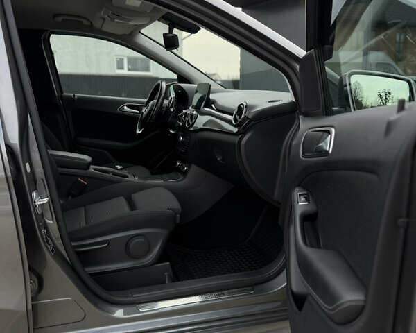 Серый Мерседес Б-класс, объемом двигателя 0 л и пробегом 140 тыс. км за 10400 $, фото 34 на Automoto.ua