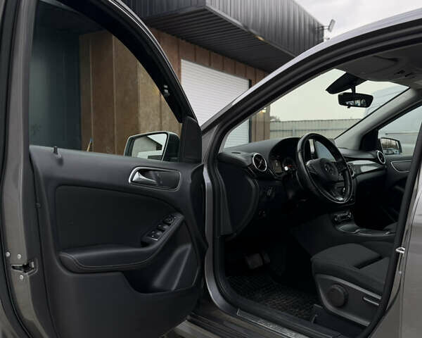 Серый Мерседес Б-класс, объемом двигателя 0 л и пробегом 140 тыс. км за 10400 $, фото 20 на Automoto.ua