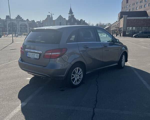 Сірий Мерседес Б-клас, об'ємом двигуна 0 л та пробігом 138 тис. км за 11000 $, фото 4 на Automoto.ua