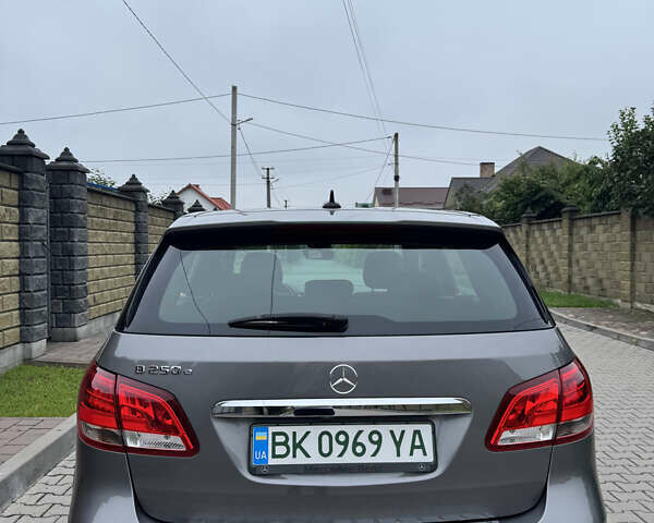 Сірий Мерседес Б-клас, об'ємом двигуна 0 л та пробігом 82 тис. км за 12800 $, фото 10 на Automoto.ua