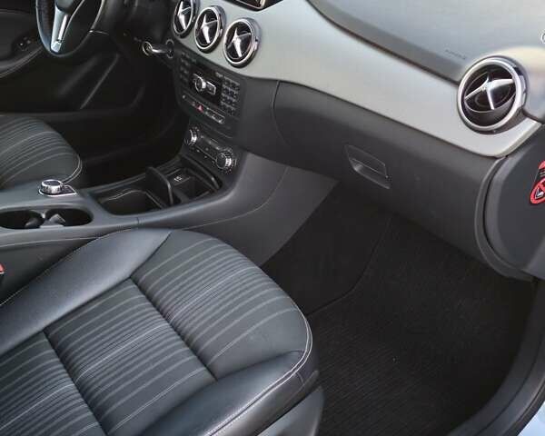 Синий Мерседес Б-класс, объемом двигателя 1.7 л и пробегом 180 тыс. км за 10900 $, фото 15 на Automoto.ua