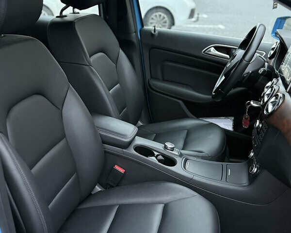 Синий Мерседес Б-класс, объемом двигателя 0 л и пробегом 51 тыс. км за 9600 $, фото 7 на Automoto.ua