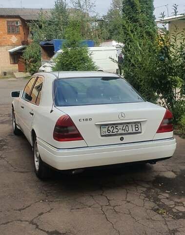 Белый Мерседес Ц 180, объемом двигателя 1.8 л и пробегом 271 тыс. км за 3500 $, фото 3 на Automoto.ua