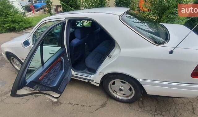 Белый Мерседес Ц 180, объемом двигателя 1.8 л и пробегом 271 тыс. км за 3500 $, фото 4 на Automoto.ua