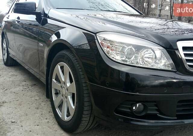 Черный Мерседес Ц 180, объемом двигателя 1.6 л и пробегом 228 тыс. км за 9100 $, фото 1 на Automoto.ua