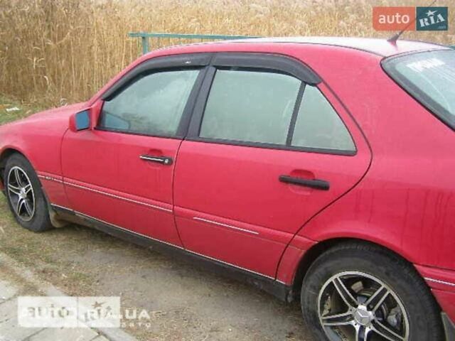 Красный Мерседес Ц 280, объемом двигателя 0 л и пробегом 334 тыс. км за 2700 $, фото 3 на Automoto.ua