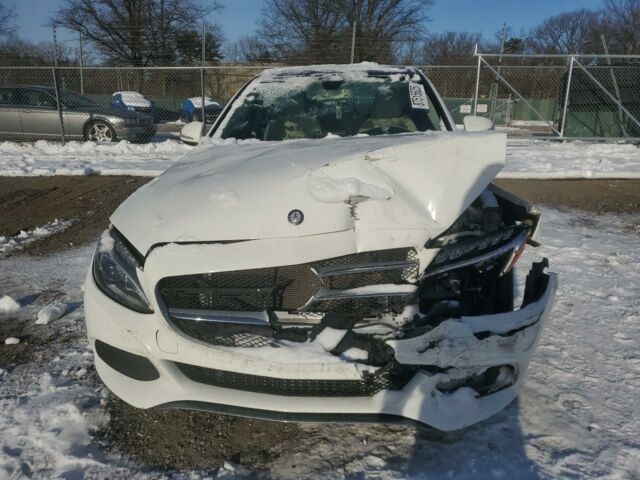 Белый Мерседес Ц 300, объемом двигателя 2 л и пробегом 89 тыс. км за 12500 $, фото 1 на Automoto.ua