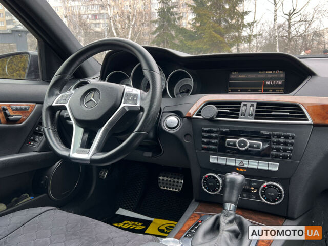 Черный Мерседес Ц 300, объемом двигателя 3 л и пробегом 252 тыс. км за 11000 $, фото 10 на Automoto.ua