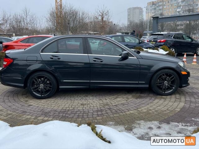 Черный Мерседес Ц 300, объемом двигателя 3 л и пробегом 252 тыс. км за 11000 $, фото 7 на Automoto.ua