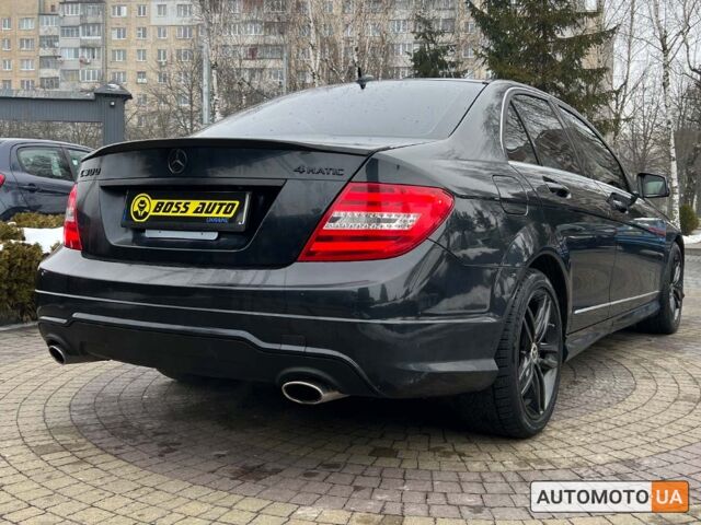 Черный Мерседес Ц 300, объемом двигателя 3 л и пробегом 252 тыс. км за 11000 $, фото 6 на Automoto.ua