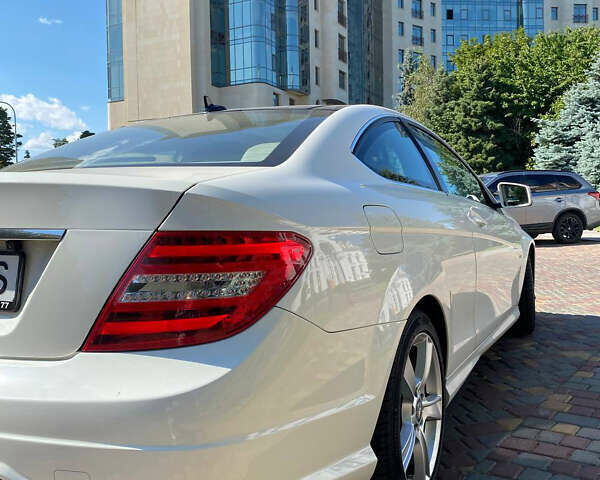 Белый Мерседес Ц-Класс, объемом двигателя 1.8 л и пробегом 70 тыс. км за 14500 $, фото 5 на Automoto.ua