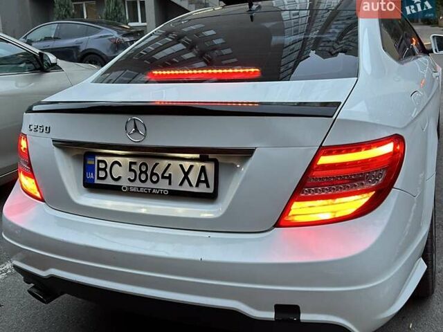 Белый Мерседес Ц-Класс, объемом двигателя 1.8 л и пробегом 215 тыс. км за 12000 $, фото 1 на Automoto.ua