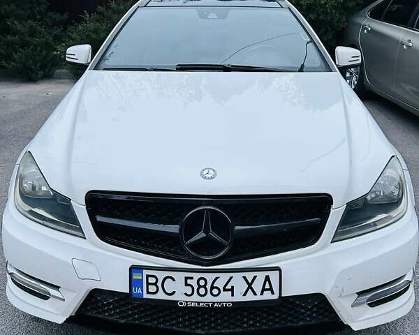 Белый Мерседес Ц-Класс, объемом двигателя 1.8 л и пробегом 215 тыс. км за 12000 $, фото 2 на Automoto.ua