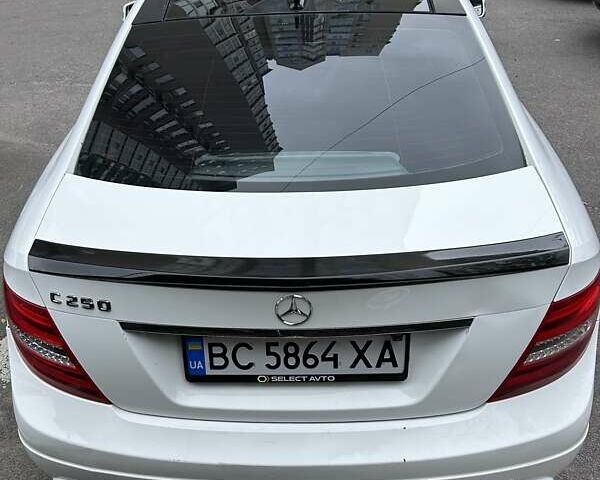 Белый Мерседес Ц-Класс, объемом двигателя 1.8 л и пробегом 215 тыс. км за 12000 $, фото 3 на Automoto.ua