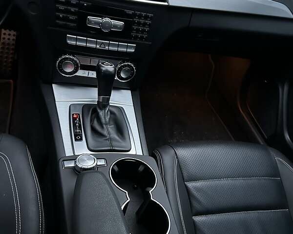 Белый Мерседес Ц-Класс, объемом двигателя 1.8 л и пробегом 215 тыс. км за 12000 $, фото 5 на Automoto.ua