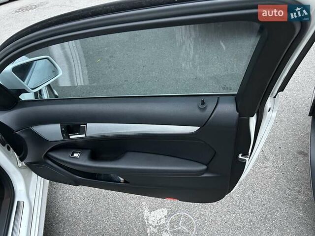 Белый Мерседес Ц-Класс, объемом двигателя 1.8 л и пробегом 215 тыс. км за 12000 $, фото 7 на Automoto.ua