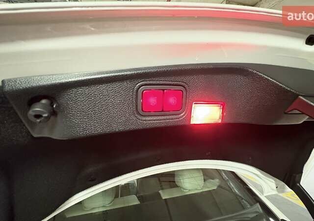 Белый Мерседес Ц-Класс, объемом двигателя 1.99 л и пробегом 105 тыс. км за 26500 $, фото 31 на Automoto.ua