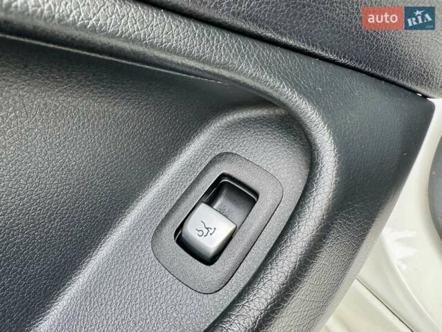 Белый Мерседес Ц-Класс, объемом двигателя 3 л и пробегом 125 тыс. км за 34999 $, фото 26 на Automoto.ua