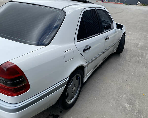 Белый Мерседес Ц-Класс, объемом двигателя 1.8 л и пробегом 350 тыс. км за 3500 $, фото 5 на Automoto.ua