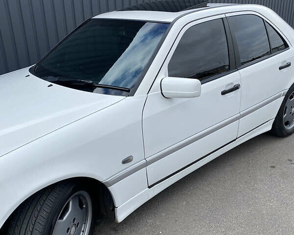 Белый Мерседес Ц-Класс, объемом двигателя 1.8 л и пробегом 350 тыс. км за 3500 $, фото 1 на Automoto.ua