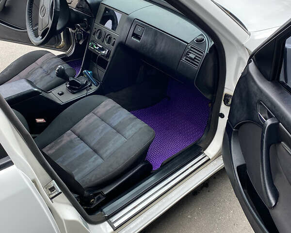 Белый Мерседес Ц-Класс, объемом двигателя 1.8 л и пробегом 350 тыс. км за 3500 $, фото 9 на Automoto.ua