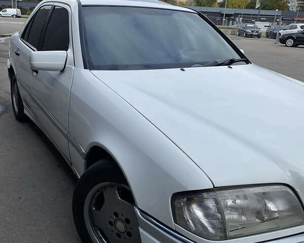 Белый Мерседес Ц-Класс, объемом двигателя 1.8 л и пробегом 350 тыс. км за 3500 $, фото 3 на Automoto.ua