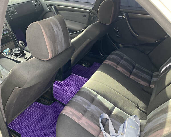 Белый Мерседес Ц-Класс, объемом двигателя 1.8 л и пробегом 350 тыс. км за 3500 $, фото 11 на Automoto.ua