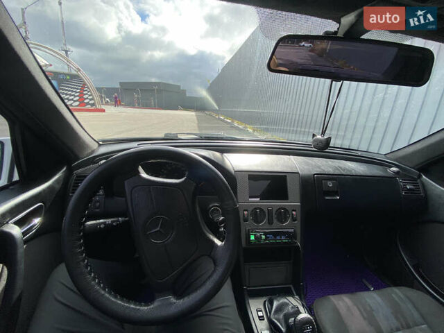 Белый Мерседес Ц-Класс, объемом двигателя 1.8 л и пробегом 350 тыс. км за 3500 $, фото 10 на Automoto.ua