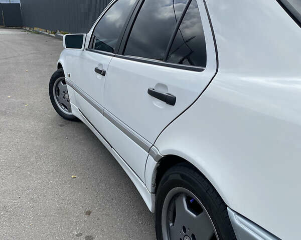 Белый Мерседес Ц-Класс, объемом двигателя 1.8 л и пробегом 350 тыс. км за 3500 $, фото 2 на Automoto.ua