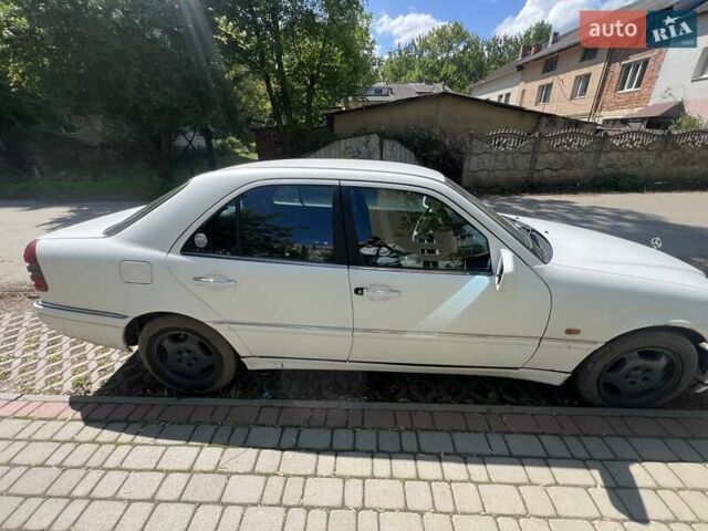 Белый Мерседес Ц-Класс, объемом двигателя 2.8 л и пробегом 270 тыс. км за 1300 $, фото 10 на Automoto.ua