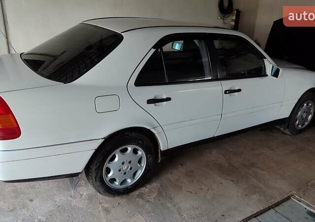 Мерседес Ц-Клас 1995 у Тернополі на Automoto.ua Білий Мерседес Ц-Клас, об'ємом двигуна 1.8 л та пробігом 600 тис. км за 2600 $, фото 1 на Automoto.ua