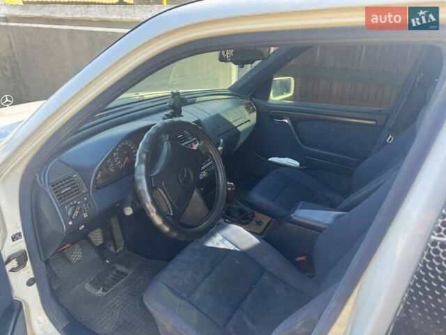 Білий Мерседес Ц-Клас, об'ємом двигуна 1.8 л та пробігом 350 тис. км за 1800 $, фото 6 на Automoto.ua
