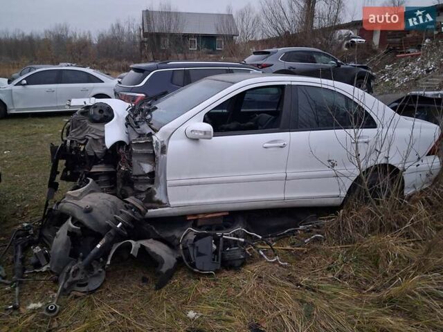 Белый Мерседес Ц-Класс, объемом двигателя 3.2 л и пробегом 200 тыс. км за 500 $, фото 3 на Automoto.ua