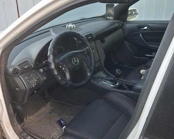 Белый Мерседес Ц-Класс, объемом двигателя 3.2 л и пробегом 200 тыс. км за 500 $, фото 7 на Automoto.ua