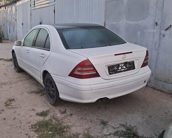 Белый Мерседес Ц-Класс, объемом двигателя 3.2 л и пробегом 200 тыс. км за 500 $, фото 8 на Automoto.ua