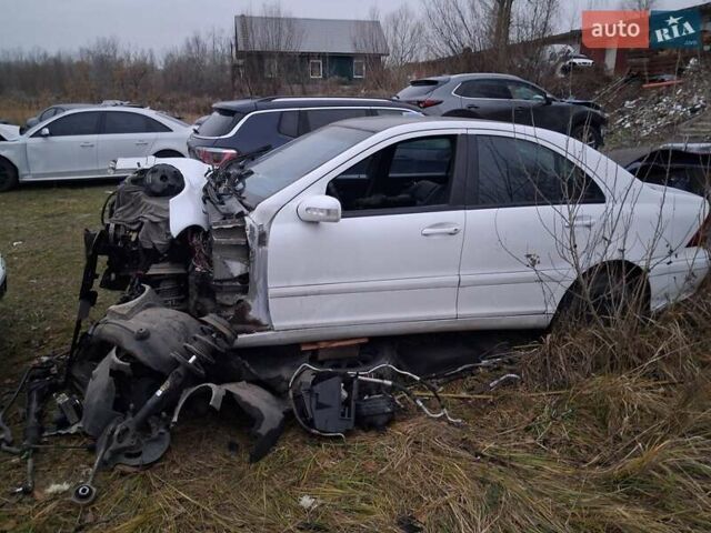 Белый Мерседес Ц-Класс, объемом двигателя 3.2 л и пробегом 200 тыс. км за 500 $, фото 2 на Automoto.ua