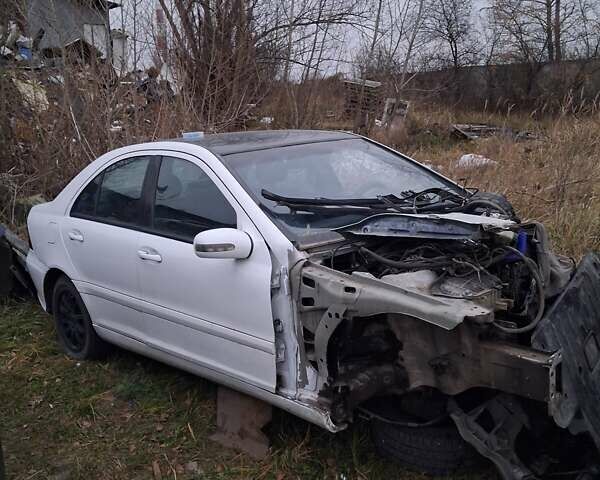 Белый Мерседес Ц-Класс, объемом двигателя 3.2 л и пробегом 200 тыс. км за 500 $, фото 6 на Automoto.ua