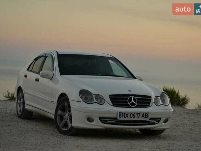 Белый Мерседес Ц-Класс, объемом двигателя 2.1 л и пробегом 329 тыс. км за 6250 $, фото 10 на Automoto.ua
