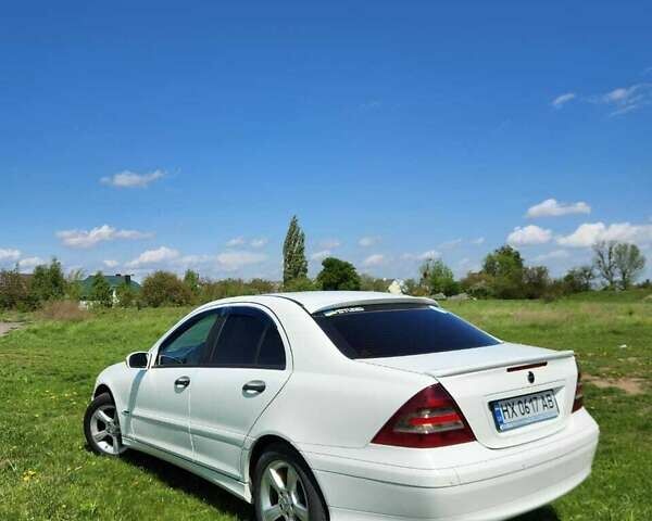 Белый Мерседес Ц-Класс, объемом двигателя 2.1 л и пробегом 329 тыс. км за 6250 $, фото 4 на Automoto.ua