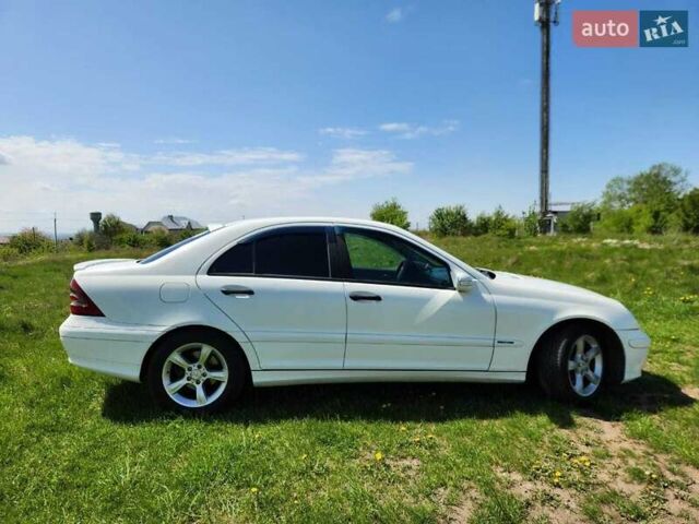 Белый Мерседес Ц-Класс, объемом двигателя 2.1 л и пробегом 329 тыс. км за 6250 $, фото 1 на Automoto.ua