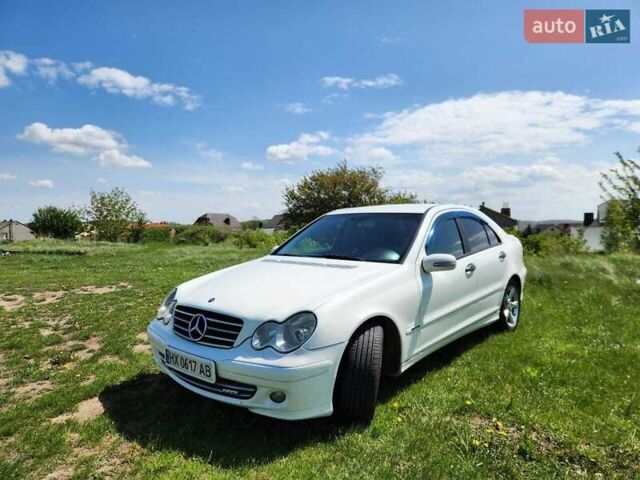 Белый Мерседес Ц-Класс, объемом двигателя 2.1 л и пробегом 329 тыс. км за 6250 $, фото 3 на Automoto.ua