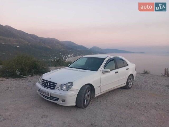 Белый Мерседес Ц-Класс, объемом двигателя 2.1 л и пробегом 329 тыс. км за 6250 $, фото 9 на Automoto.ua
